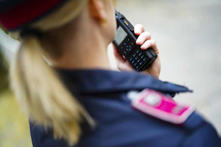 ABD0024_20231026 – WIEN –
STERREICH: ++ THEMENBILD ++ Eine Polizistin mit einem Polizeifunkgert, aufgenommen am Freitag, 20. Oktober 2023 in Wien. (Gestellte Szene). – FOTO: APA/EVA MANHART
