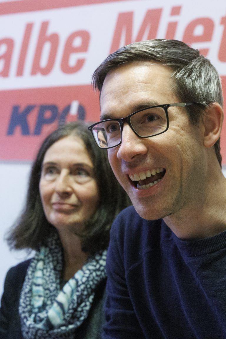 ABD0024_20231104 – GRAZ –
STERREICH: Brgermeisterin Elke Kahr (KP
/links) und Kay-Michael Dankl (KP
Klubobmann Salzburg) whrend eines Pressegesprchs anlsslich der bevorstehenden Nationalratswahl am Samstag, 04. November 2023, im Volkshaus in Graz. – FOTO: APA/ERWIN SCHERIAU