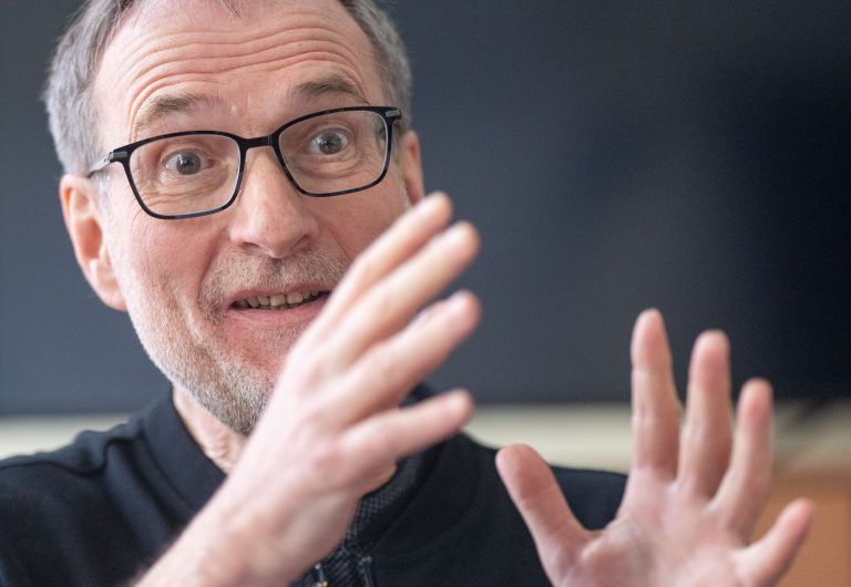 ABD0038_20240216 – WIEN –
STERREICH: GF Bertram Barth (Integral) am Freitag, 16. Februar 2024, whrend des PG Verein Klimavolksbegehren zum Thema “Zukunftsallianz – im Dialog mit BrgerInnen” – Befragungsergebnisse zu Sorgen und Wnschen im Zusammenhang mit der Klimapolitik. – FOTO: APA/GEORG HOCHMUTH