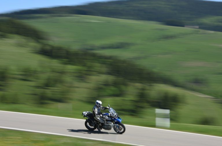 ABD0039_20180329 – HOFSGRUND – DEUTSCHLAND: ARCHIV – 26.05.2017, Baden-Wrttemberg, Hofsgrund: Ein Motorradfahrer fhrt auf dem Schauinsland. (zu dpa ÇZum Beginn der Motorradsaison ruft die Polizei zu erhhter Vorsicht aufÈ vom 30.03.2018) Foto: Patrick Seeger/dpa +++ dpa-Bildfunk +++. – FOTO: APA/dpa/Patrick Seeger