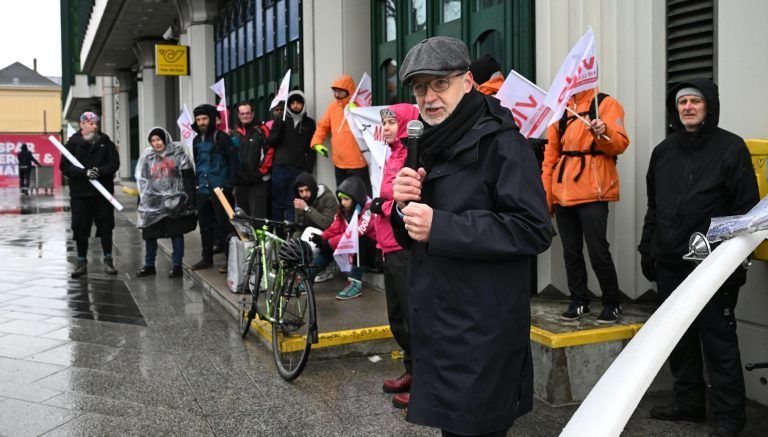 ABD0045_20240312 – STERREICH-WEIT – STERREICH-WEIT: vida-Chef Roman Hebenstreit am Dienstag, 12. Mrz 2024, anl. des “Fahrradboten-KV” – Arbeitskampfs vor dem Umweltministerium in Wien. – FOTO: APA/HELMUT FOHRINGER