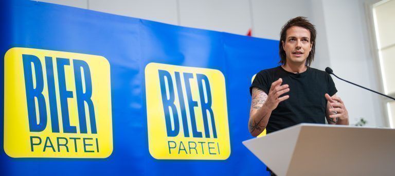 ABD0050_20240430 – WIEN –
STERREICH: Bierparteichef Dominik Wlazny am Dienstag, 30. April 2024, whrend einer PK der Bierpartei zum Thema “Stellungnahme von Parteivorsitzendem Wlazny zur Nationalratswahl 2024” in Wien. – FOTO: APA/GEORG HOCHMUTH