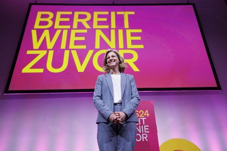 ABD0058_20240420 – GRAZ –
STERREICH: NEOS-Chefin Beate Meinl-Reisinger whrend der Bundesmitgliederversammlung der NEOS am Samstag, 20. April 2024, im Messe Congress Graz. – FOTO: APA/ERWIN SCHERIAU