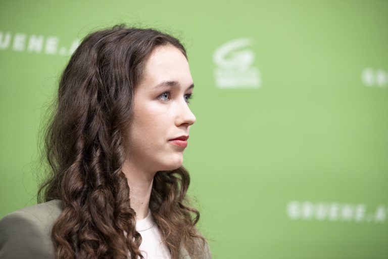 ABD0062_20240508 – WIEN –
STERREICH: Spitzenkandidatin Lena Schilling (Grne) am Mittwoch, 08. Mai 2024 anl. einer Stellungnahme der Grnen zu durch einen “Standard”- Bericht aufgetauchten Vorwrfen gegen Spitzenkandidatin Lena Schilling in Wien. – FOTO: APA/TOBIAS STEINMAURER