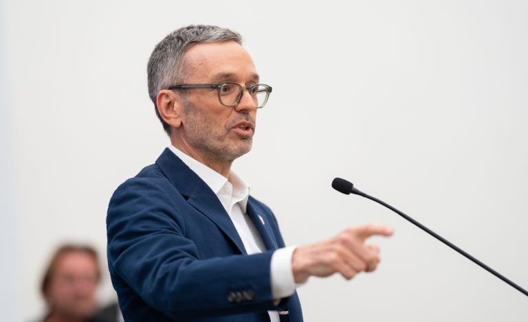 ABD0073_20240411 – WIEN –
STERREICH: Der als Auskunftsperson geladene FP
-Bundesparteichef Herbert Kickl am Donnerstag, 11. April 2024, whrend seines Statements im Rahmen des U-Ausschusses zum “Rot-Blauen Machtmissbrauch” im Parlament in Wien. – FOTO: APA/GEORG HOCHMUTH