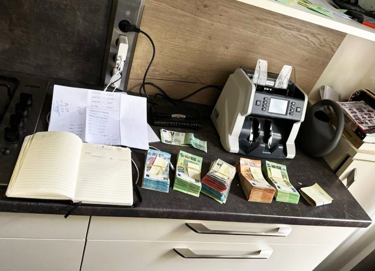 ABD0092_20240521 – ST. PLTEN – STERREICH: ++ HANDOUT ++ ZU APA0154 VOM 21.5.2024 – Einem in Niedersterreich, Wien und Obersterreich ttigen Drogenring ist das Handwerk gelegt worden. Die Gruppierung soll Rauschgift mit einem Stra§enverkaufswert von etwa 12,5 Millionen Euro vertickt haben. Im Bild: Sichergestelltes Bargeld. – FOTO: APA/LPD N/LKA – ++ WIR WEISEN AUSDRCKLICH DARAUF […]