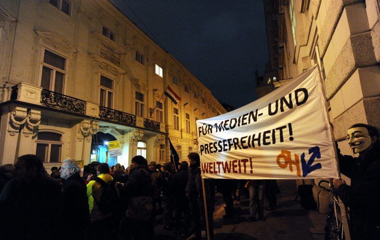 APA3422367 – 14012011 – WIEN –
STERREICH: Demonstration
sterr. Journalisten Club (
JC), Reporter.ohne Grenzen, Presseclub Concordia,
sterreichische Hochschlerschaft (
H), Journalistengewerkschaft, Radio ORANGE, Verband Freier Radios
sterreich (VFR
) gegen das ungarische Mediengesetz am 14.Jnner 2011 vor ungarischer Botschaft in Wien. APA-FOTO: HERBERT PFARRHOFER