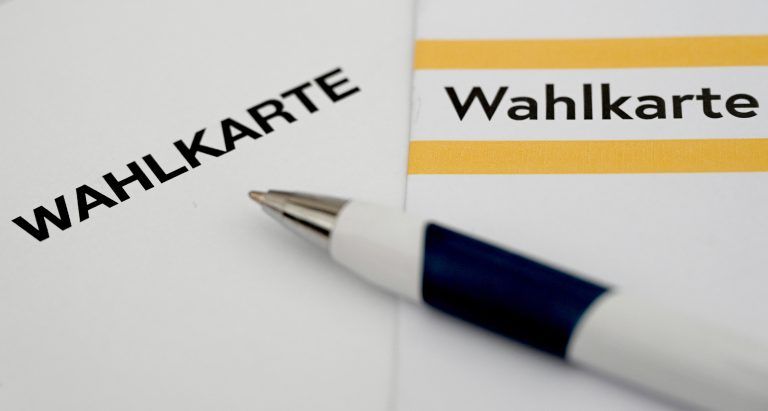 ABD0123_20220921 – SALZBURG –
STERREICH: ++ THEMENBILD ++ Illustration zum Thema Stimmzettel/Wahlkarte/BP-Wahl – Der Schriftzug “Wahlkarte” am Mittwoch, 21. September 2022. 8,6 Millionen Stimmzettel und 2,8 Millionen Wahlkarten wurden fr die Bundesprsidentenwahl am 9. Oktober gedruckt. – FOTO: APA/BARBARA GINDL