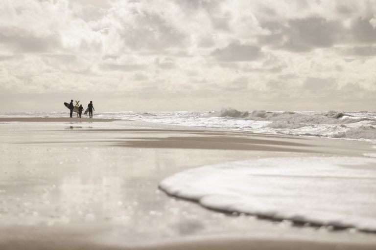 ABD0125_20220927 – WESTERLAND/SYLT – DEUTSCHLAND: 27.09.2022, Schleswig-Holstein, Westerland/Sylt: Drei Wellenreiter stehen am Brandenburger Strand. Foto: Frank Molter/dpa +++ dpa-Bildfunk +++. – FOTO: APA/dpa/Frank Molter