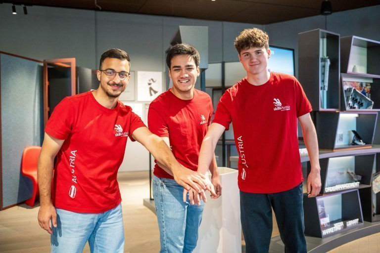 WorldSkills - Berufsweltmeisterschaft, Wilfried Hopfner (Wirtschaftskammer) und Robert Kaufmann (Blum-Ausbildungsleiter) sowie Marco Simma und Jürgen Kraft.