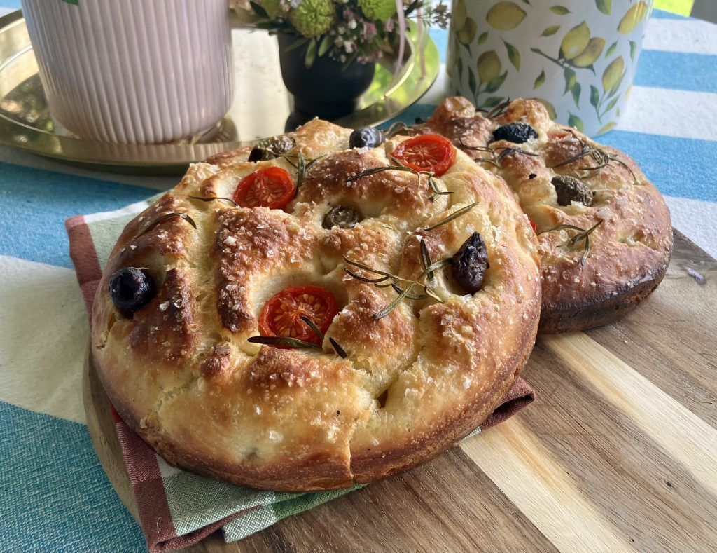 Kleine Focaccia mit Oliven und Tomaten
