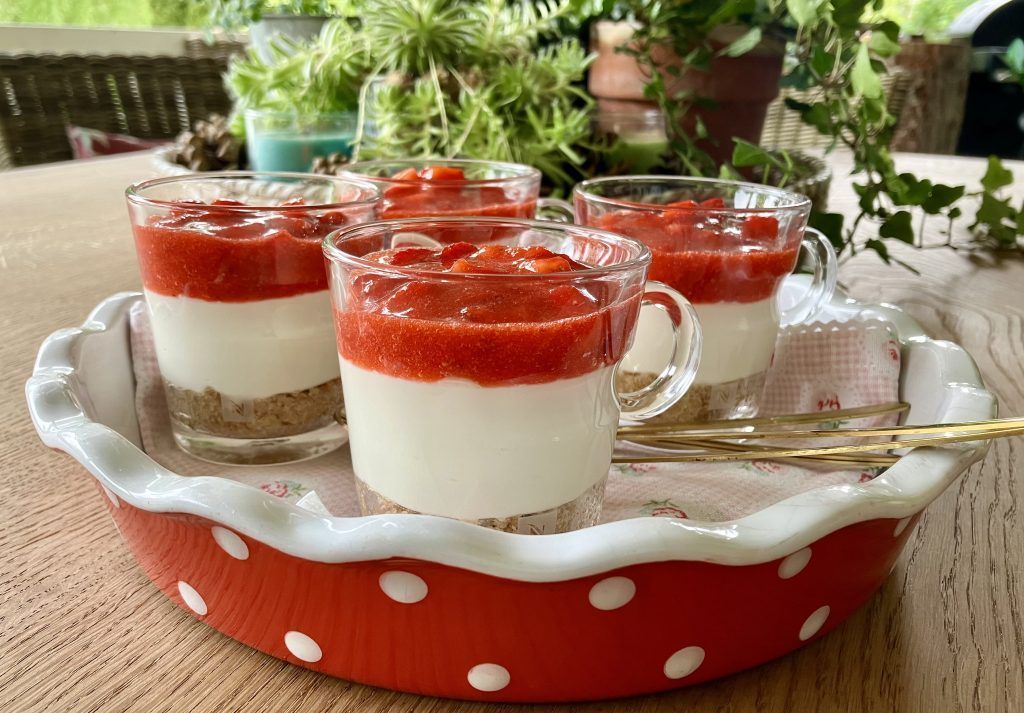 No-bake-Cheesecake mit Erdbeeren im Glas