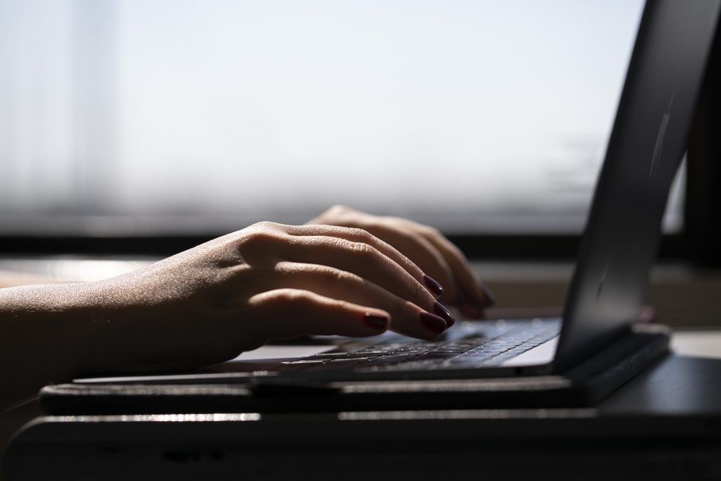 Ex-FPÖ-Mitarbeiter soll Käufer von SINA-Laptops sein