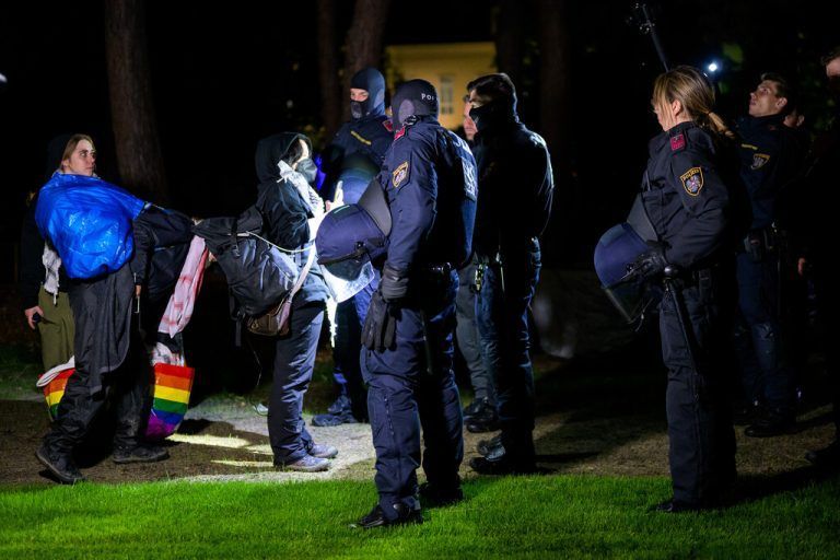 ABD0011_20240509 - WIEN - ÖSTERREICH: ZU APA0005 VOM 9.5.2024 - Polizeibeamte am Mittwochabend, 08. Mai 2024, im Pro-Palästina-Protestcamp auf dem Campus der Universität Wien auf dem Gelände des Alten AKH. Die Aktivisten haben dieses nach Aufforderung der Polizei freiwillig geräumt. - FOTO: APA/MAX SLOVENCIK