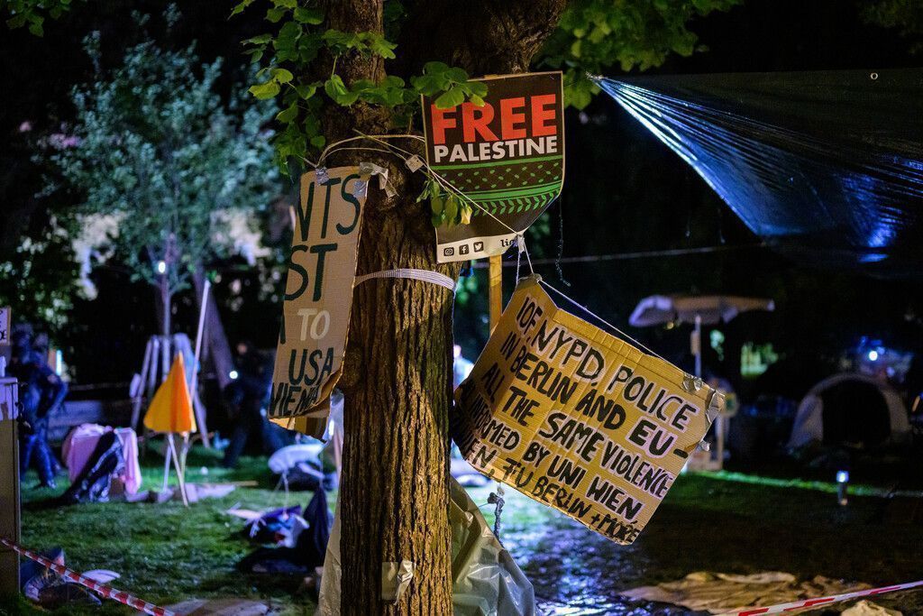 Polizei räumt Protestcamp am Uni-Campus in Wien