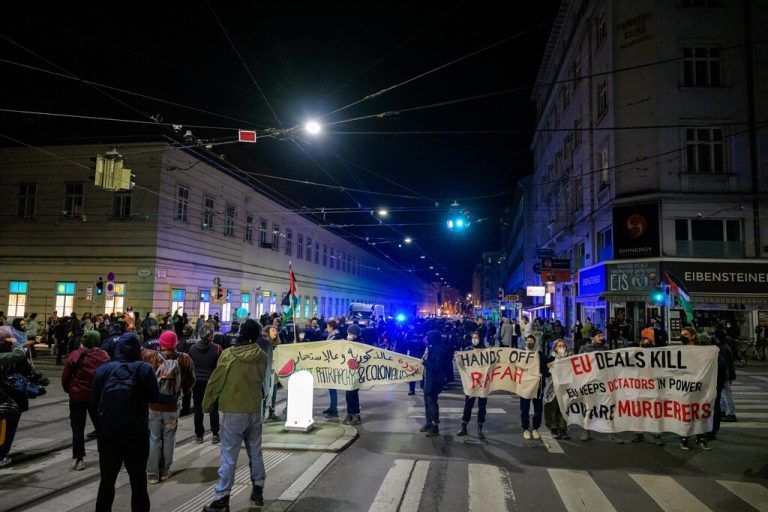 ABD0015_20240509 - WIEN - ÖSTERREICH: ZU APA0005 VOM 9.5.2024 - Aktivisten, die ein Pro-Palästina-Protestcamp auf dem Campus der Universität Wien auf dem Gelände des Alten AKH errichtet hatten, haben dieses am späten Mittwochabend, 08. Mai 2024, nach Aufforderung der Polizei freiwillig geräumt. Die Protestierenden versammelten sich, nachdem sie ihre Zelte zusammengepackt hatten, vor dem Campus in der Alser Straße und blockierten dort den Verkehr. - FOTO: APA/MAX SLOVENCIK