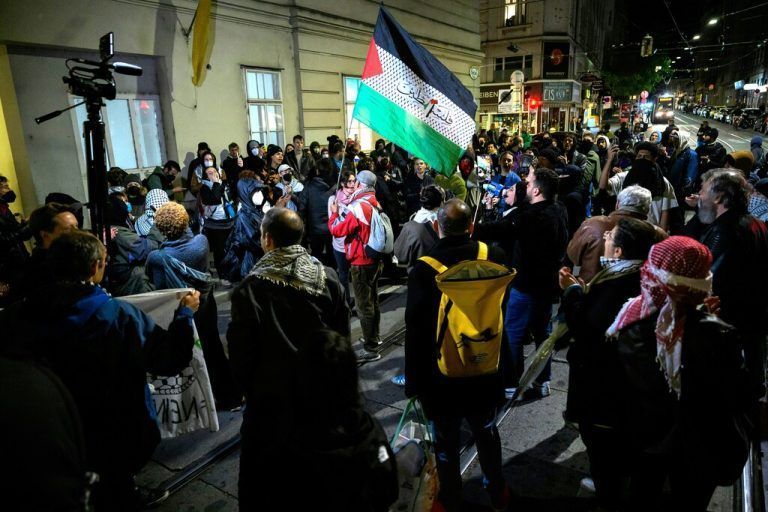 ABD0021_20240509 - WIEN - ÖSTERREICH: ZU APA0005 VOM 9.5.2024 - Aktivisten, die ein Pro-Palästina-Protestcamp auf dem Campus der Universität Wien auf dem Gelände des Alten AKH errichtet hatten, haben dieses am späten Mittwochabend, 08. Mai 2024, nach Aufforderung der Polizei freiwillig geräumt. Die Protestierenden versammelten sich, nachdem sie ihre Zelte zusammengepackt hatten, vor dem Campus in der Alser Straße und blockierten dort den Verkehr. - FOTO: APA/MAX SLOVENCIK