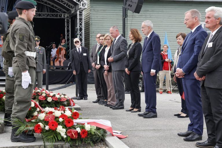 ABD0039_20240505 - MAUTHAUSEN - ÖSTERREICH: Sozialminister Johannes Rauch, Justizministerin Alma Zadic, Umweltministerin Leonore Gewessler (Grüne), Innenminister Gerhard Karner (ÖVP), Verfassungsministerin Karoline Edtstadler (ÖVP), Bundespräsident Alexander Van der Bellen, Doris Schmidauer und der OÖ. LH Thomas Stelzer (ÖVP), im Rahmen einer internationalen Gedenkfeier zum 79. Jahrestag der Befreiung des KZ Mauthausen am Sonntag, 5. Mai 2024 in Mauthausen. - FOTO: APA/FOTOKERSCHI.AT/HANNES DRAXLER