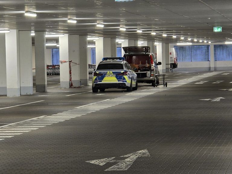 ABD0084_20240504 - REGENSBURG - DEUTSCHLAND: 04.05.2024, Bayern, Regensburg: Einsatzkräfte der Kriminalpolizeiinspektion Regensburg arbeitet in einer Tiefgarage eines Baumarkts. Am Vormittag wurde in der Garage die Leiche einer Frau im Kofferraum eines Autos gefunden. Die Polizei ermittelt, wie die junge Frau aus dem Landkreis Cham ums Leben gekommen ist, so ein Sprecher. Foto: Moller-Schuh/vifogra/dpa - ACHTUNG: VERWENDUNG NUR IN DEUTSCHLAND *** Usage only in Germany *** +++ dpa-Bildfunk +++. - FOTO: APA/vifogra/Moller-Schuh - VERWENDUNG NUR IN DEUTSCHLAND *** Usage only in Germany ***