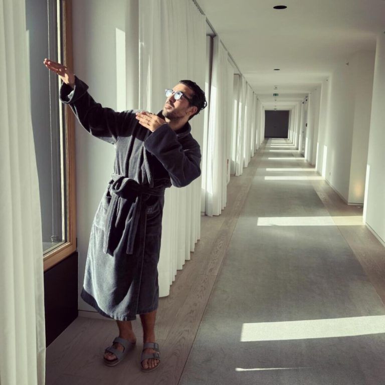 Elyas M‘Barek genoss vor kurzem einen Kuraufenthalt im Lanserhof Tegnernsee. Gut erholt geht es für ihn nun „back to work“.