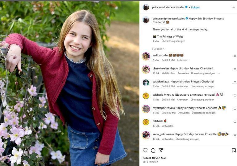 Happy Birthday, Prinzessin Charlotte! Die einzige Tochter von Kronprinz William und Ehefrau Kate wird am 2. Mai neun Jahre alt. Anlässlich ihres Ehrentages teilte der Palast am Donnerstag ein neues Foto des jungen Royal-Sprosses. Das Foto stammt, wie in den vergangenen Jahren, wieder von Mama Kate. Die Neunjährige lächelt lässig in die Kamera und trägt eine rot-blaue Kombination.