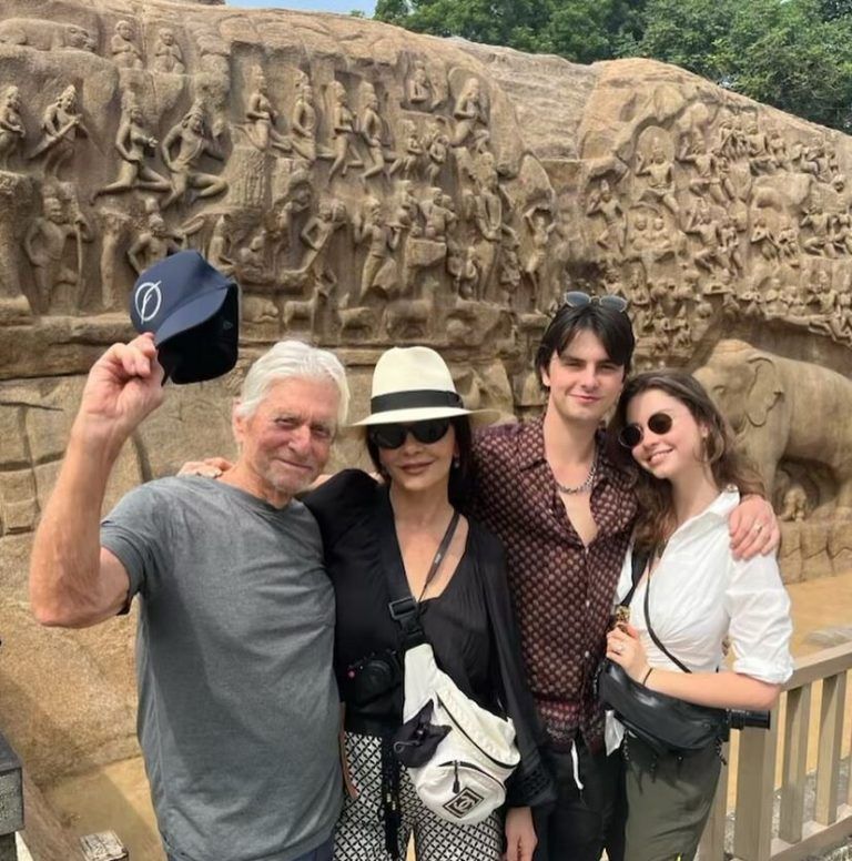 Hollywoodstar Michael Douglas befindet sich mit seiner Frau Catherine Zeta-Jones und den zwei gemeinsamen Kindern derzeit auf großer Indien-Reise. Der Schauspieler postete viele Familienschnappschüsse.