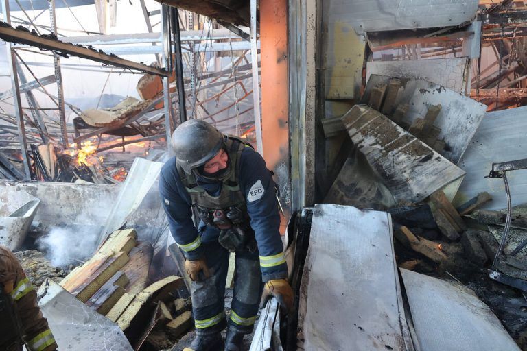 KHARKIV, UKRAINE - MAY 25, 2024 - A rescuer responds to a Russian glide bomb attack on an Epicentr K construction supermarket, Kharkiv, northeastern Ukraine. At least five people have been killed and 35 others wounded in the attack. Russia hits Kharkiv supermarket with two glide bombsRussia hits Kharkiv supermarket with two glide bombs PUBLICATIONxNOTxINxRUS Copyright: xVyacheslavxMadiyevskyyx
