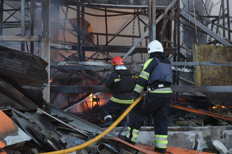 KHARKIV, UKRAINE - MAY 25, 2024 - Rescuers respond to a Russian glide bomb attack on an Epicentr K construction supermarket, Kharkiv, northeastern Ukraine. At least five people have been killed and 35 others wounded in the attack. Russia hits Kharkiv supermarket with two glide bombsRussia hits Kharkiv supermarket with two glide bombs PUBLICATIONxNOTxINxRUS Copyright: xVyacheslavxMadiyevskyyx