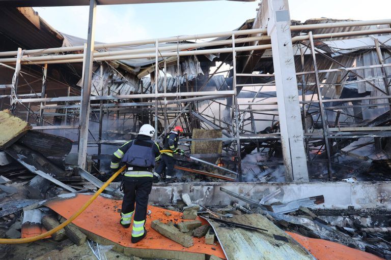 KHARKIV, UKRAINE - MAY 25, 2024 - Rescuers respond to a Russian glide bomb attack on an Epicentr K construction supermarket, Kharkiv, northeastern Ukraine. At least five people have been killed and 35 others wounded in the attack. Russia hits Kharkiv supermarket with two glide bombsRussia hits Kharkiv supermarket with two glide bombs PUBLICATIONxNOTxINxRUS Copyright: xVyacheslavxMadiyevskyyx