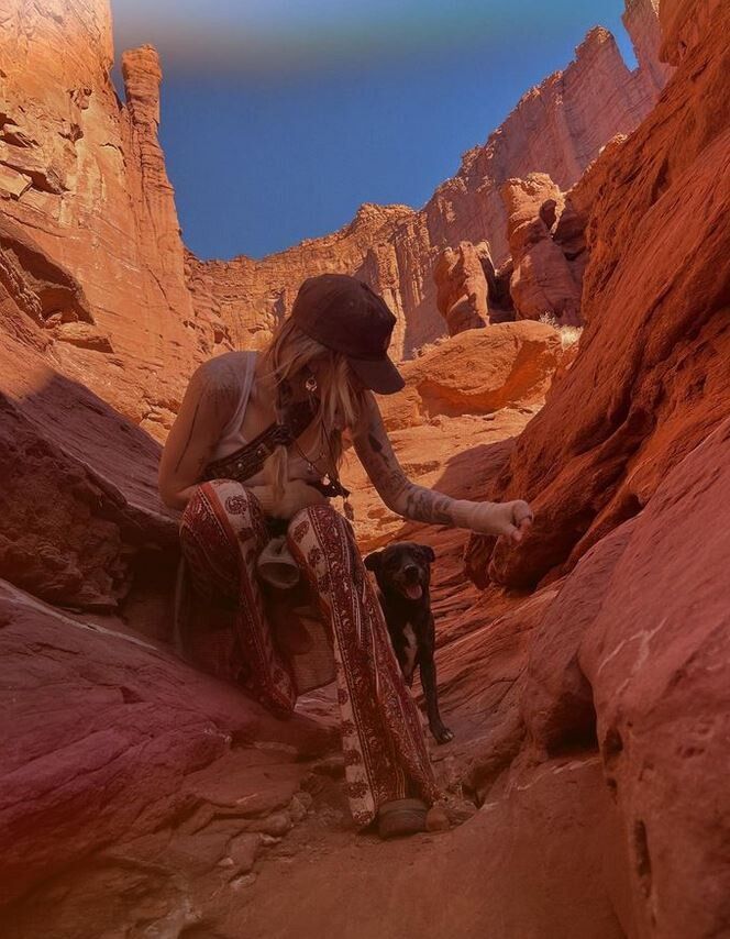 Paris Jackson macht aktuell Utah unsicher. Die Tochter des verstorbenen Sängers Michael Jackson ist mit ihrem Hund auf mehreren Bildern in Moab zu sehen.