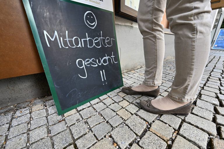 Personalmangel. Mit einem Stellenangebot auf einer Tafel wird nach einem neuem Mitarbeiter gesucht. Bad Reichenhall Bayern Deutschland *** Shortage of personnel With a job offer on a blackboard, the search is on for a new employee Bad Reichenhall Bavaria Germany Copyright: xRolfxPossx