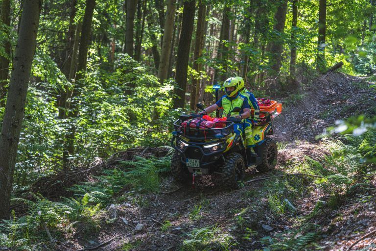 Quad der Rettungsambulanz Greiz Zwei Sanitäter auf einem Quad des Rettungsdienstes unterwegs auf schwierigem Gelände im Wald. 31.05.2023 Berga Deutschland *** Greiz ambulance quad Two paramedics on a rescue service quad on difficult terrain in the forest 31 05 2023 Berga Germany