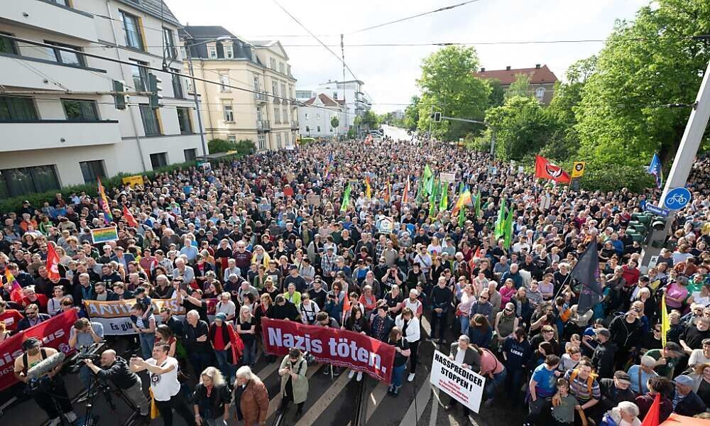 Tausende bei Demos nach Angriff auf SPD-Politiker