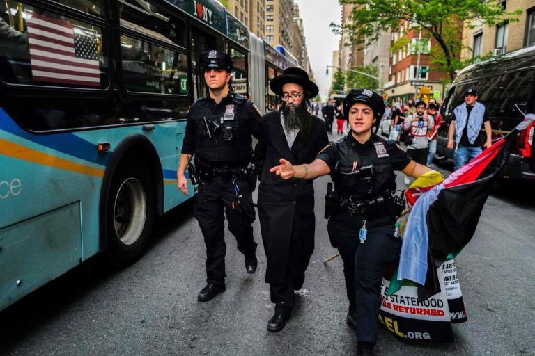 TOPSHOT - Police arrest an ultra-Orthodox Jewish pro-Palestinian demonstrator near the Met Gala at the Metropolitan Museum of Art on May 6, 2024 in New York (Photo by Charly TRIBALLEAU / AFP)