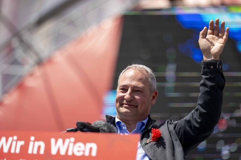 Wien, Österreich. 1. Mai 2024. SPÖ-Spitzenkandidat für die EU-Wahl Andreas Schieder beim traditionellen Maiaufmarsch der SPÖ auf dem Wiener Rathausplatz. Vienna *** Vienna, Austria 1 May 2024 SPÖ top candidate for the EU elections Andreas Schieder at the traditional May Day march of the SPÖ on Viennas Rathausplatz Vienna