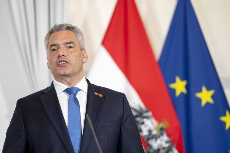 Wien, Österreich. 12. April 2024. Doorsteps vom österreichischen Bundeskanzler Karl Nehammer mit Präsident des Europäischen Rates Charles Michel. Thema sind Gespräche über die Strategic Agenda der EU. Bild zeigt Karl Nehammer. Vienna *** Vienna, Austria 12 April 2024 Doorsteps by Austrian Chancellor Karl Nehammer with President of the European Council Charles Michel Discussions on the EUs Strategic Agenda Picture shows Karl Nehammer Vienna