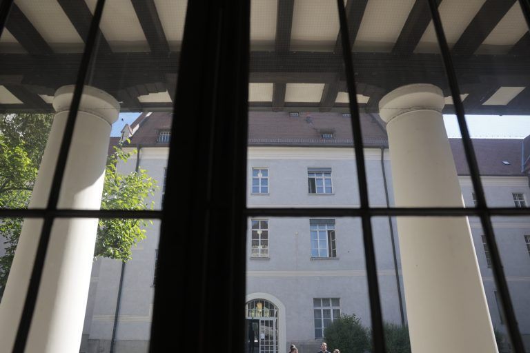 Angeklagte werden aus Haft vorgeführt Zwei Männer, Jahrgang 2004 und 1988, sollen 2023 mit andern Mittätern sieben Personen in Vorarlberg und Österreich Geld und Wertgegenstände abgenommen haben. Den Opfern wurde am Telefon erklärt, dass ein Polizeibeamter aus Sicherheitsgründen ihre Wertgegenstände in Verwahrung übernehmen würde. Landesgericht, Schwurgerichtssaal