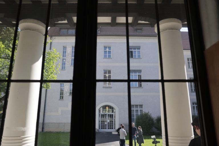 Angeklagte werden aus Haft vorgeführt Zwei Männer, Jahrgang 2004 und 1988, sollen 2023 mit andern Mittätern sieben Personen in Vorarlberg und Österreich Geld und Wertgegenstände abgenommen haben. Den Opfern wurde am Telefon erklärt, dass ein Polizeibeamter aus Sicherheitsgründen ihre Wertgegenstände in Verwahrung übernehmen würde. Landesgericht, Schwurgerichtssaal