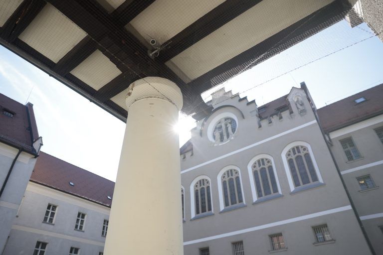 Angeklagte werden aus Haft vorgeführt Zwei Männer, Jahrgang 2004 und 1988, sollen 2023 mit andern Mittätern sieben Personen in Vorarlberg und Österreich Geld und Wertgegenstände abgenommen haben. Den Opfern wurde am Telefon erklärt, dass ein Polizeibeamter aus Sicherheitsgründen ihre Wertgegenstände in Verwahrung übernehmen würde. Landesgericht, Schwurgerichtssaal