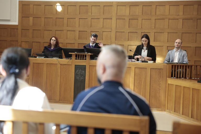 Angeklagte werden aus Haft vorgeführt Zwei Männer, Jahrgang 2004 und 1988, sollen 2023 mit andern Mittätern sieben Personen in Vorarlberg und Österreich Geld und Wertgegenstände abgenommen haben. Den Opfern wurde am Telefon erklärt, dass ein Polizeibeamter aus Sicherheitsgründen ihre Wertgegenstände in Verwahrung übernehmen würde. Landesgericht, Schwurgerichtssaal