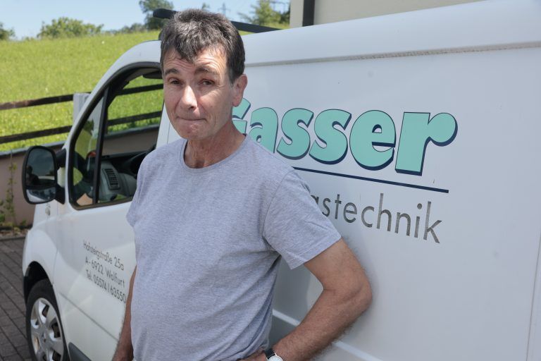 Dietmar hat ein 1-Personen-Unternehmen und arbeitet geringfügig in der Pension. Er darf max. 500€ verdienen, aber müsste 495€ Kammerumlage zahlen. Jetzt kämpft er für Ermäßigungen