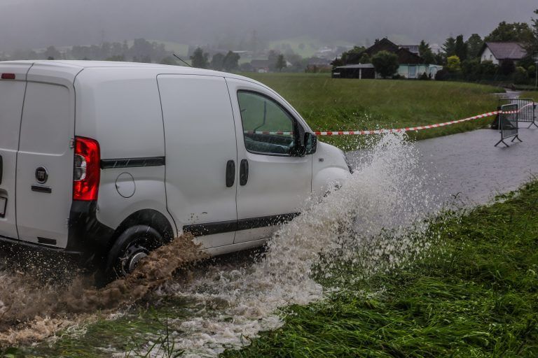 hochwasser, strau§enweg in hrbranz, gegen 15:00 uhrhochwasser, regen, wetter, starkregen, strau§enweg in hrbranz, gegen 15:00 uhr