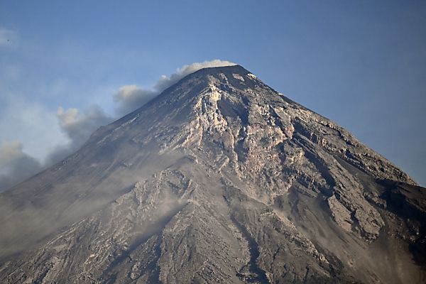 Vulkan Fuego in Guatemala spuckt Gas und Asche