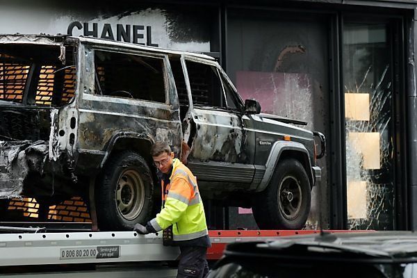 Einbruch mit Geländewagen in Pariser Chanel-Store