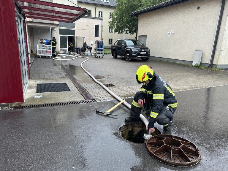 Starkregen Hochwasser 03.06.24 - Wasser im Heizraum der Turnhalle Mehrerau, Hochwasser Zollgasse Lustenau, Hochwasser Liegewiese an der Ach Wolfurt, Hangrutsch Langen bei Bregenz,