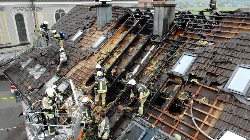 Aufsehenerregender Brand im Dorfzentrum von Bezau 