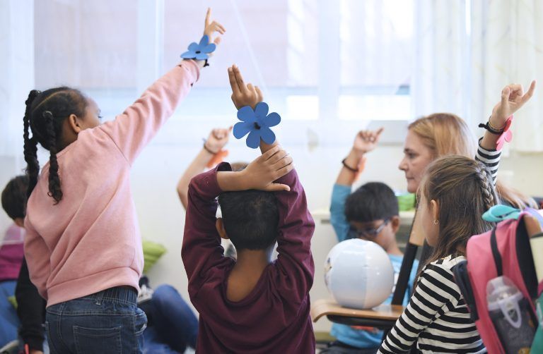 ABD0002_20181008 – WIEN – STERREICH: ++ THEMENBILD ++ Illustration zum Thema “Schule / Deutschklasse / Deutschfrderklasse: Mit dem neuen Schuljahr starten auch die separaten Deutschfrderklassen. In den Deutschfrderklassen wird 15 bis 20 Wochenstunden nach eigenem Lehrplan Deutsch unterrichtet. In Fchern wie Zeichnen, Musik oder Turnen findet der Unterricht allerdings gemeinsam mit Schlern der Regelklasse statt. […]