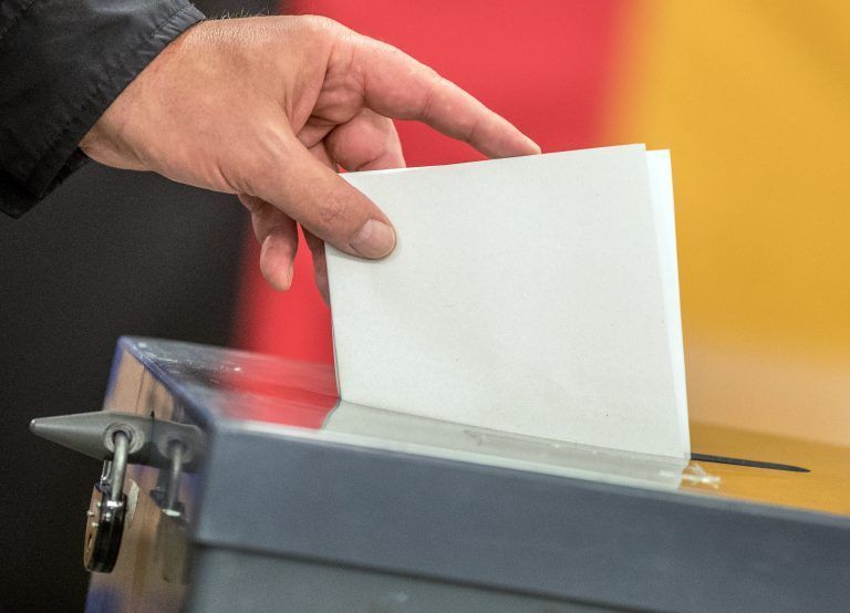 ABD0012_20210810 – BERLIN – DEUTSCHLAND: ARCHIV – 24.09.2017, Berlin: Ein Whler wirft seinen Stimmzettel zur Bundestagswahl in die Wahlurne. (zu dpa “Vom alten Parlament geerbt: Neuer Bundestag muss Wahlrechtsreform anpacken”) Foto: Michael Kappeler/dpa +++ dpa-Bildfunk +++. – FOTO: APA/dpa/Michael Kappeler