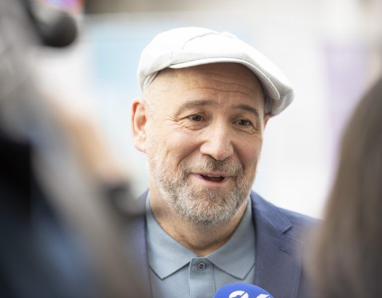 ABD0024_20240609 – WIEN –
STERREICH: Spitzenkandidat Gnther Hopfgartner (KP
) am Sonntag, 09. Juni 2024 anl. seiner Stimmabgabe im Rahmen der EU-Wahl in Wien. – FOTO: APA/TOBIAS STEINMAURER