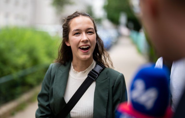 ABD0030_20240609 – WIEN –
STERREICH: Die Spitzenkandidatin der Grnen, Lena Schilling am Sonntag, 09. Juni 2024, vor ihrer Stimmabgabe zur EU-Wahl in Wien. – FOTO: APA/GEORG HOCHMUTH